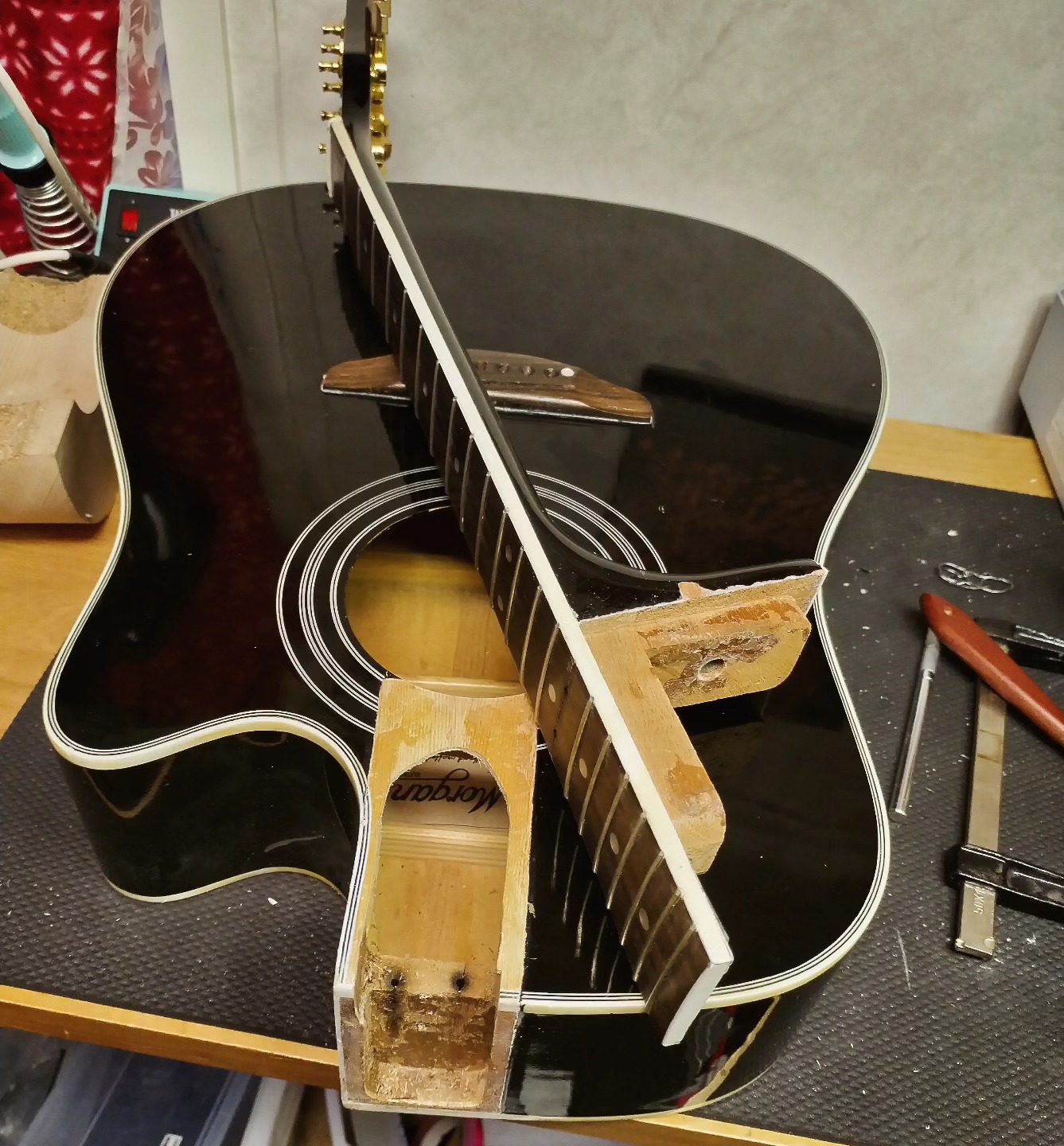 Neck removed to do a neck reset. Too high action for setup.

#janecodigirec #acousticguitar #guitar #guitarrepair #luthier