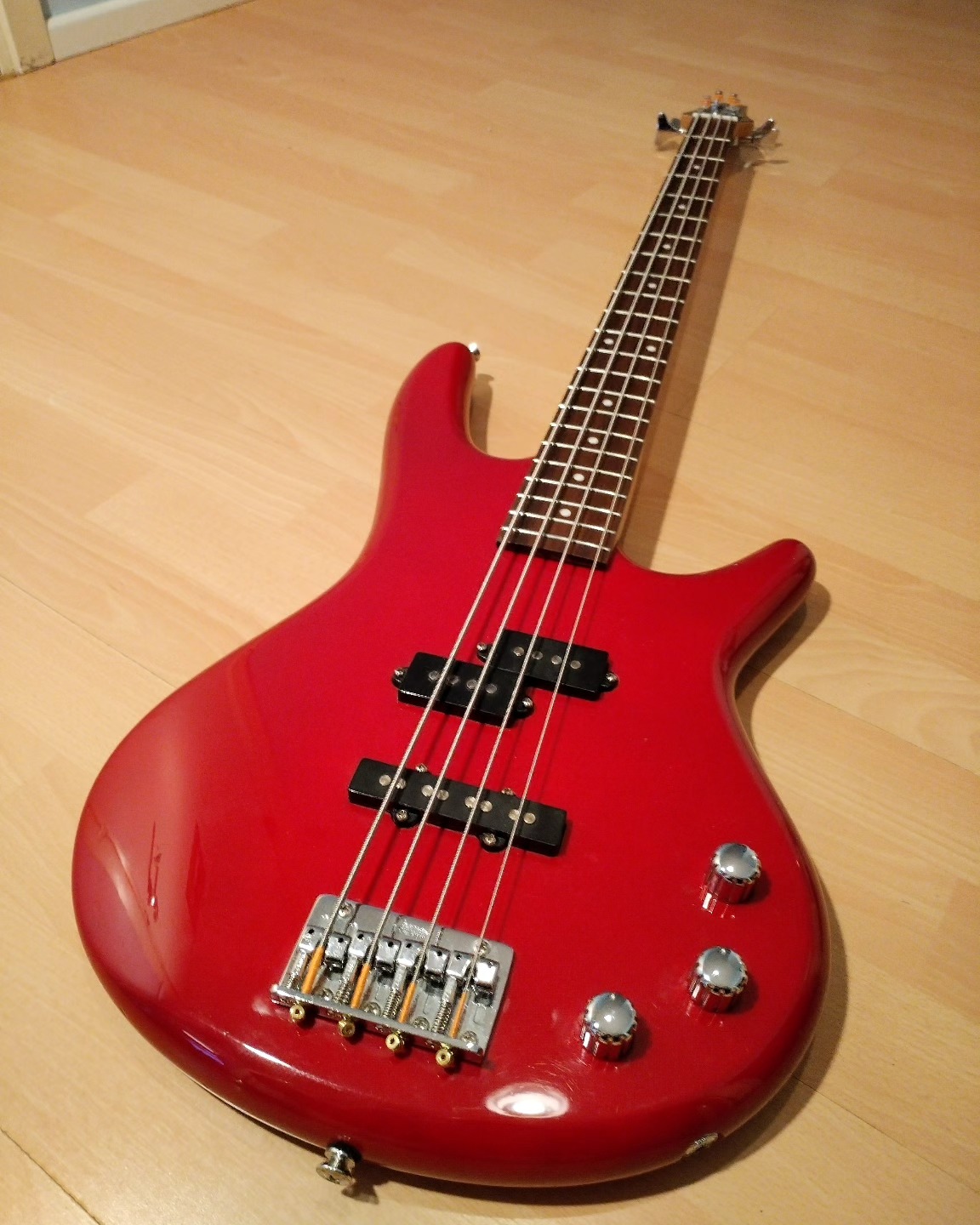 Nice red color on this Ibanez bass guitar, just had a setup and got a new bone nut.
#janecodigirec #bassguitar #ibanez #guitartech