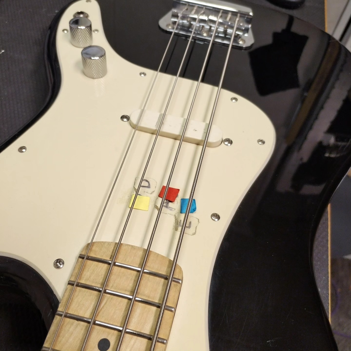 "Tässä @arkipelagmusik sähköbasso, jonka kunnostin! Nyt se on taas valmis soimaan ja inspiroimaan nuoria muusikoita. Mukavia soittohetkiä! 🎶✨"

#janecodigirec
#bassguitar #kitara #basso #kitarahuolto