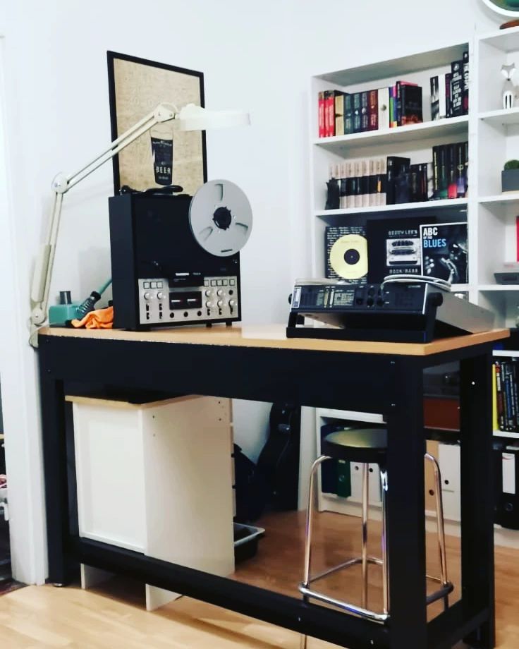 New workbench assembled in the workshop. Perfect height and size, ergonomic and sturdy. Still need to install some tools and add some drawers. This will speed up many processes by alot.

Two 1/4" reel to reel tapemachines on the bench for some maintenance at the moment.

#janeco #janecodigirec #guitarservice #guitarrepair #luthier